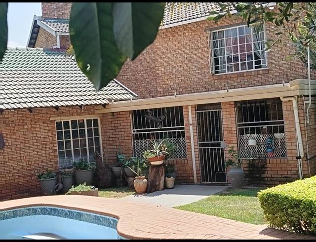 6 BEDROOM HOUSE FOR SALE IN CASHAN